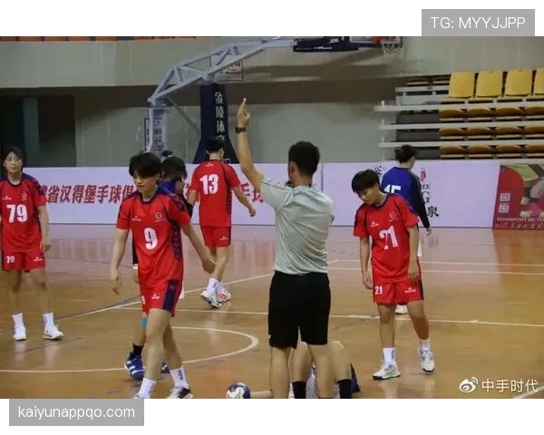 手臂自然位置判罚难点，如何区分合法与手球犯规？